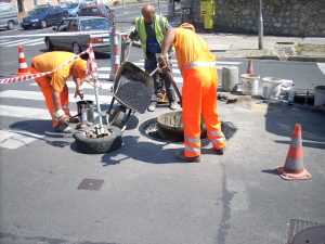 Egy csapat férfi dolgozik az utcán.