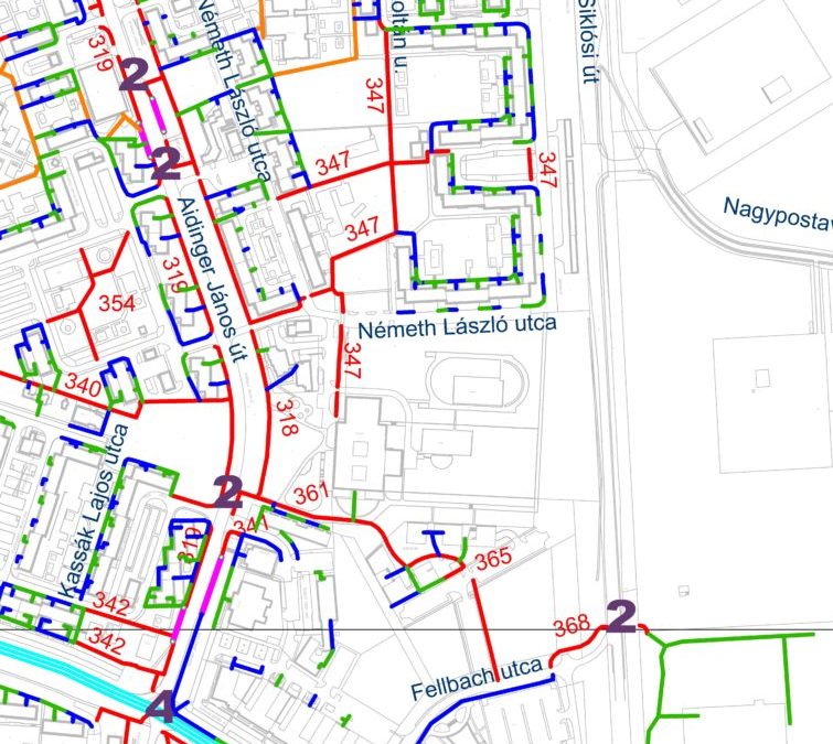Egy város térképe piros, kék és zöld vonalakkal.