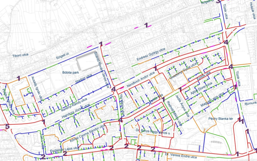 Egy utca térképe különböző színű vonalakkal.