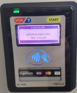 Egy ATM gép, rajta egy üzenet.