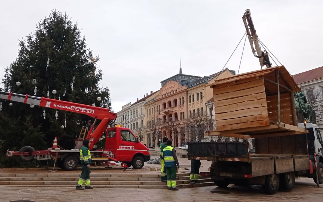 Véget ért a karácsonyi ünnepkör, lebontottuk a Széchenyi téri karácsonyfát
