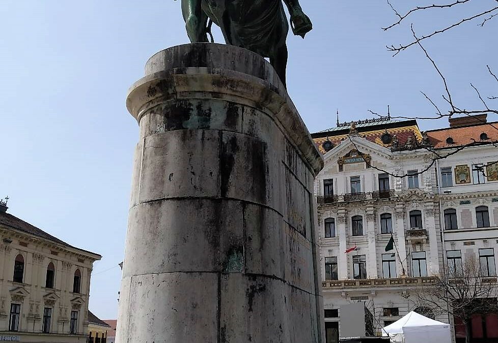 Megszépül a Széchenyi téri Hunyadi-szobor talapzata