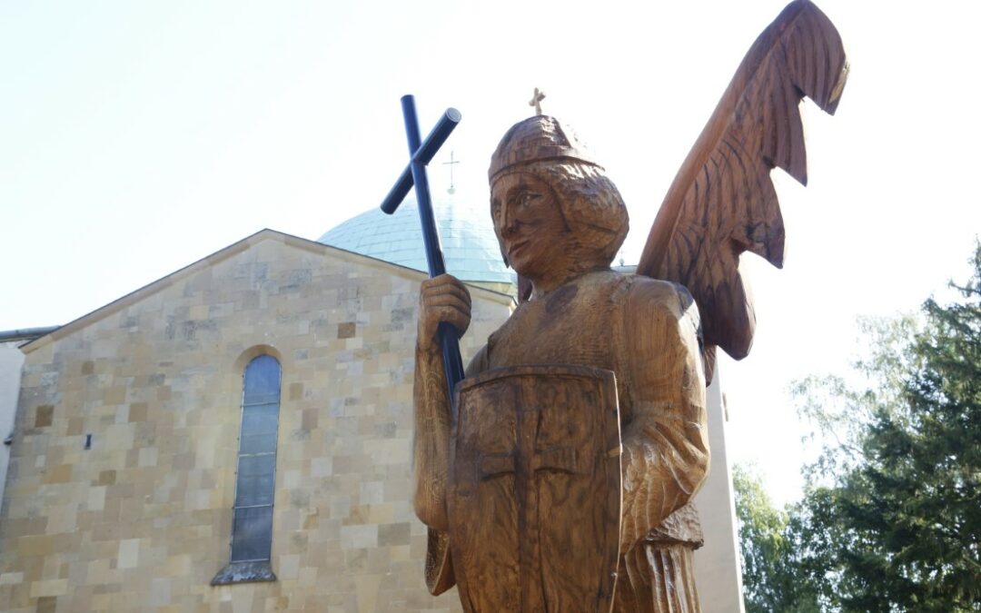 Szent Mihály szobrát avatták fel a Pécsi Köztemetőben
