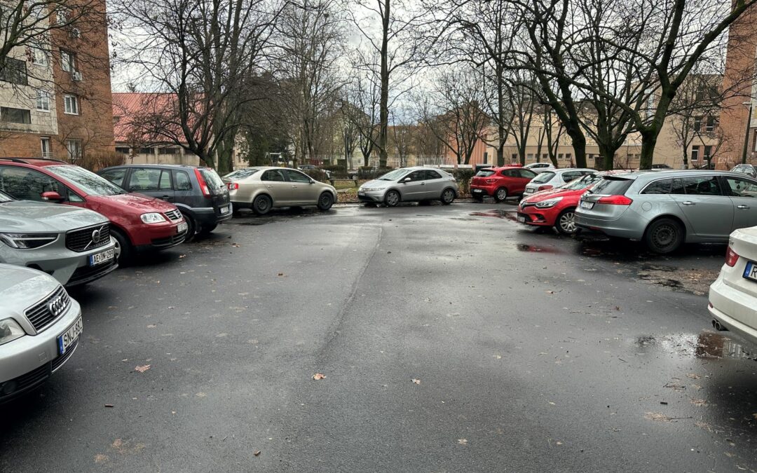 Elkészült Uránvárosban az Esztergár Lajos utcai 3-5. számú társasházaknál található parkoló felújítása