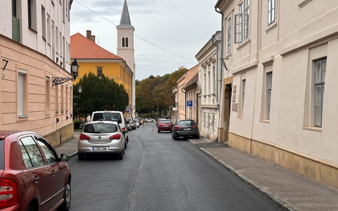 Több mint 1100 méter hosszon újult meg az útburkolat a belvárosban